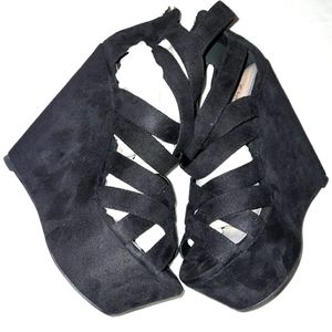 Zigisoho back zipped strappy high heel wedges.